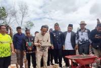 Peletakkan batu pertama pembangunan sekolah di Palangka Raya. (Foto: ANTARA/Adi Wibowo)