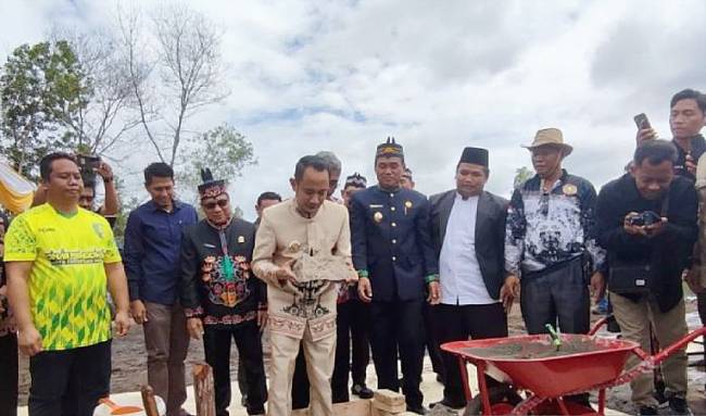 Peletakkan batu pertama pembangunan sekolah di Palangka Raya. (Foto: ANTARA/Adi Wibowo)