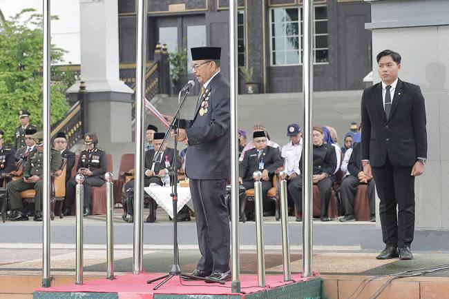 Ketua DPRD Kalsel saat menjadi inspektur apel peringatan Hari Lahir Pancasila di Halaman Kantor Gubernur Kalsel. Foto : MC Kalsel