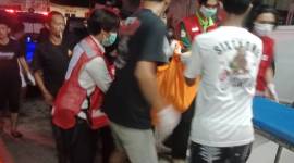 Warga Jalan Soetoyo S Gang  7 RT 35 Banjarmasin Tengah, atas temua jasad seorang nenek, yang telah membusuk, Senin malam (2/6/2025), sekitar pukul 20.15 WITA. (SuarIndonesia/DO)