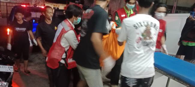 Warga Jalan Soetoyo S Gang  7 RT 35 Banjarmasin Tengah, atas temua jasad seorang nenek, yang telah membusuk, Senin malam (2/6/2025), sekitar pukul 20.15 WITA. (SuarIndonesia/DO)