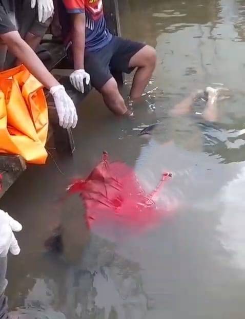 Jasad korban yang ditemukan di Sungai Martapura. (SuarIndonesia/DO)