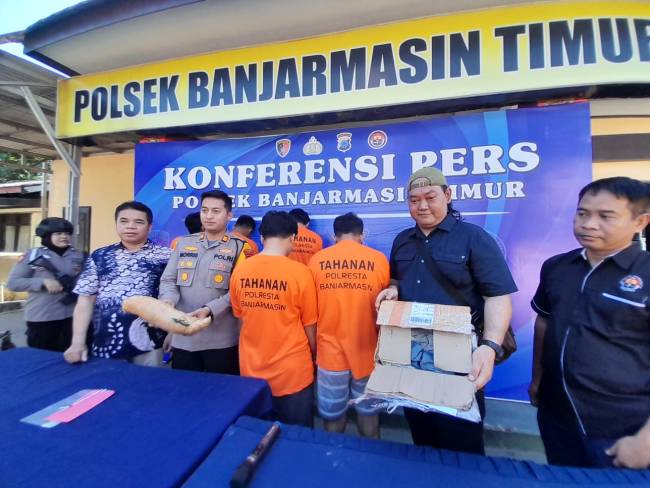 Muhammad Fathoni (30) dan Akhmad Bustami (32), ditangkap aparat Polsek Banjarmasin Timur. (SuarIndonesia/YI)