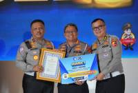 Kepala Korps Lalu Lintas (Kakorlantas) Polri, Irjen Pol Agus Suryonugroho serahkan  penghargaan (paling kiri) diterima Direktur Lalu Lintas Polda Kalsel, Kombes Pol Fahri Siregar tengah). (SuarIndonesia/Ist)