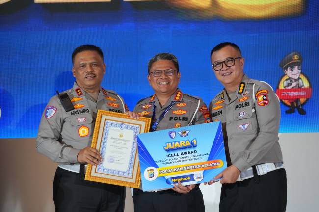 Kepala Korps Lalu Lintas (Kakorlantas) Polri, Irjen Pol Agus Suryonugroho serahkan  penghargaan (paling kiri) diterima Direktur Lalu Lintas Polda Kalsel, Kombes Pol Fahri Siregar tengah). (SuarIndonesia/Ist)