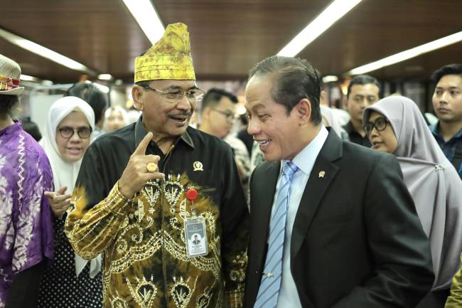 Ketua DPRD Provinsi Kalsel. H. Supian HK )kiri) dan Menteri  Lingkungan Hidup (LH) Hanif Faisol Nurofiq