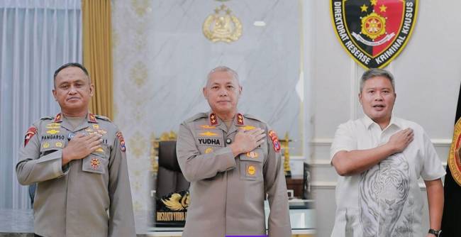 Kapolda Kalsel, Irjen Pol Rosyanto Yudha Hermawan (tengahj) Wakapolda, Brigjen Pol Golkar Pangarso Rahardjo Winarsadi (kiri) dan Direktur Reskrimsus, Kombes Pol M Gafur Aditya Siregar