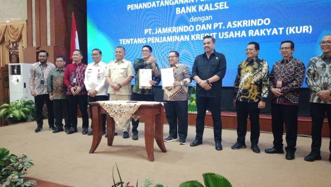 Direktur Utama Bank Kalsel, Fachrudin bersama perbankan lainya saat melakukan MOU penandatanganan penyaluran KUR 2025.