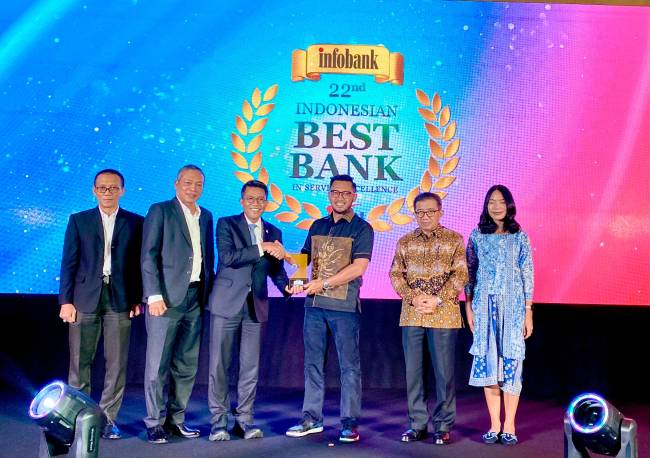 BANK KALSEL Raih Golden Trophy dari Infobank-MRI Atas Konsistensi Layanan