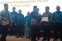 pemberian penghargaan P4GN tahun 2025 kepada 15 penerima. pada peringatan Hari Anti Narkotika Internasional (HANI) tahun 2025di Gedung Mahligai Pancasila, Banjarmasin, Kamis (26/6/2025) malam. (SuarIndonesia/DO)