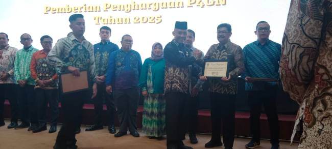 pemberian penghargaan P4GN tahun 2025 kepada 15 penerima. pada peringatan Hari Anti Narkotika Internasional (HANI) tahun 2025di Gedung Mahligai Pancasila, Banjarmasin, Kamis (26/6/2025) malam. (SuarIndonesia/DO)