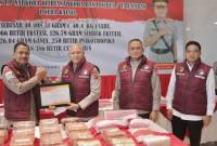 Ketua DPRD Kalsel, H. Supian HK berjabat tangan dengan Kapolda, Irjen Pol Rosyanto Yudha Hermawan, usai serahkan piagam penghargaan Senin (30/6/2025) (SuarIndonesia/HM)