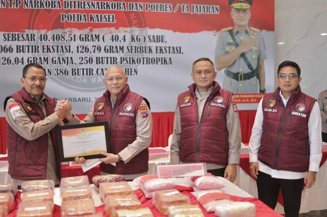 Ketua DPRD Kalsel, H. Supian HK berjabat tangan dengan Kapolda, Irjen Pol Rosyanto Yudha Hermawan, usai serahkan piagam penghargaan Senin (30/6/2025) (SuarIndonesia/HM)