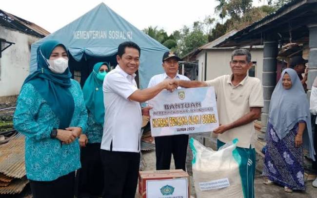 Pemerintah Daerah Kabupaten Balangan menyampaikan bantuan perbaikan bangunan kepada warga yang terdampak bencana alam dan bencana sosial melaluo inovasi BAHAUPAN.