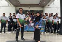 Pelepasan Atlet Cabor Panahan Balangan oleh Plt. Kadisporapar Balangan, Melda Risda Elfa.