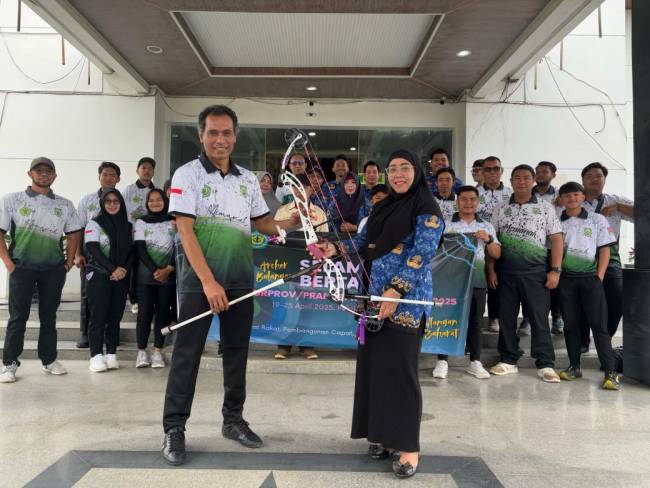 Pelepasan Atlet Cabor Panahan Balangan oleh Plt. Kadisporapar Balangan, Melda Risda Elfa.