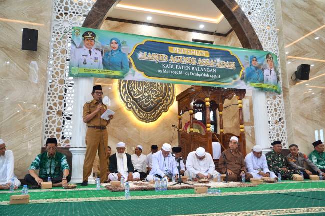  : Wakil Bupati Balangan, Akhmad Fauzi saat meresmikan masjid Agung Assa'adah usai direnovasi. Foto : MC Kab Balangan