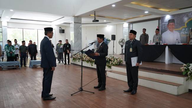 Bupati Balangan, Abdul Hadi melantik Akhmad Fauzi sebagai Ketua LPTQ Kabupaten Balangan periode 2024–2028. Foto : MC Kab Balangan