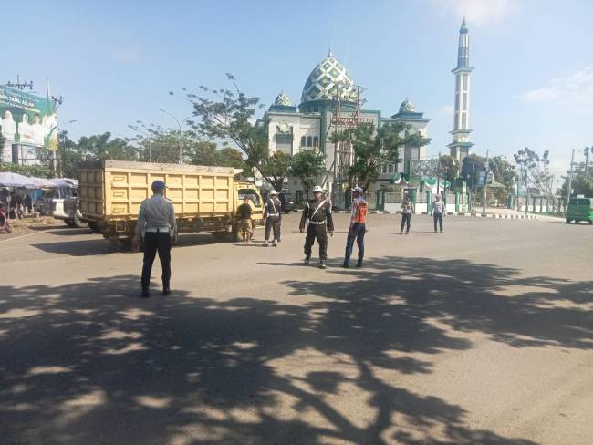 Tim gabungan Forum LLAJ saat melaksanakan Kegiatan Pengawasan, Pengendalian Lalu Lintas Angkutan Jalan, serta Penegakan Hukum di Bidang Lalu Lintas Angkutan Jalan. Foto : MC Kab Balangan
