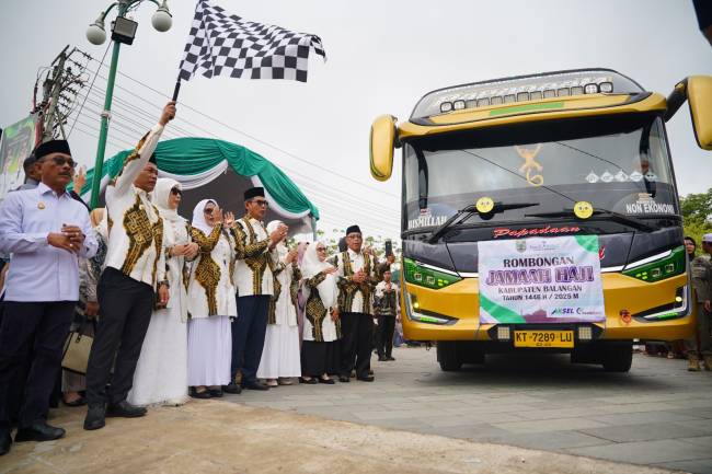 Pelepasan JCH dilakukan langsung oleh Bupati Balangan H. Abdul Hadi, didampingi Wakil Bupati Balangan H. Akhmad Fauzi, Ketua TP PKK Balangan, Ketua GOW Balangan, serta unsur Forkopimda. Foto : MC Kab Balangan