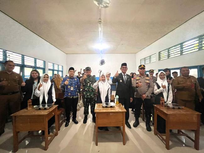 Peluncuran Program Makan Bergizi Gratis di SMP Negeri 1 Paringin. foto: MC Balangan