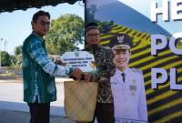 Pemberian bakul purun kepada panitia kurban sebagai kampanye Iduladha tanpa kantong plastik. foto: MC Balangan