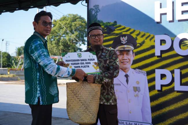 Pemberian bakul purun kepada panitia kurban sebagai kampanye Iduladha tanpa kantong plastik. foto: MC Balangan