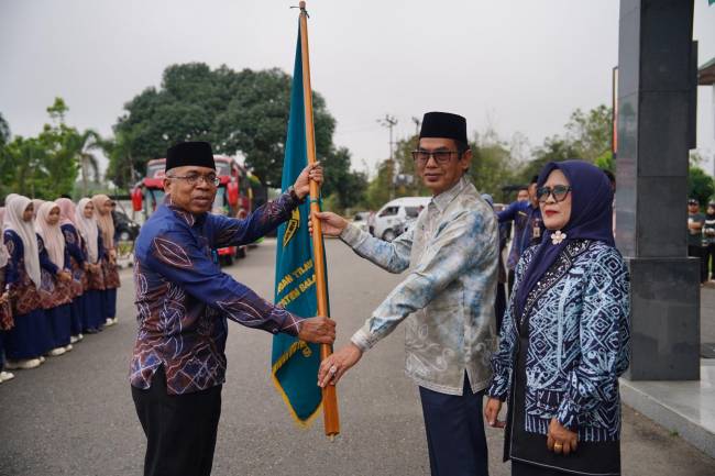 Pelepasan kafilah MTQ Kabupaten Balangan menuju MTQ Nasional Tingkat Provinsi Kalsel. foto: MC Balangan