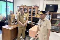 Gubernur Kalteng Agustiar Sabran sidak ke kantor DPMPTSP provinsi di Palangka Raya, Selasa (24/6/2025). (ANTARA/Adi Wibowo)