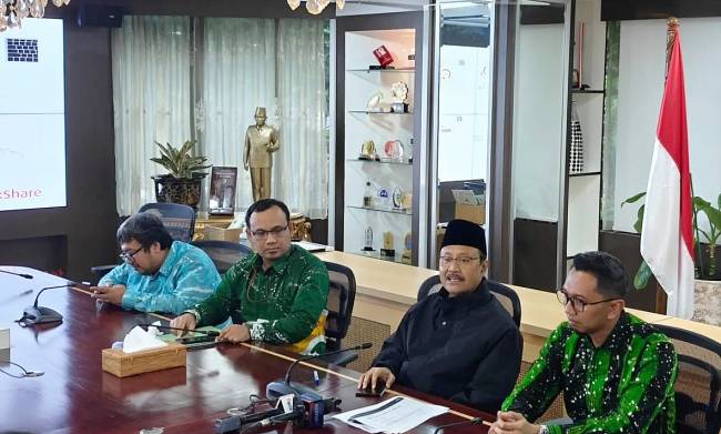 Menteri Sosial Saifullah Yusuf memberi penjelasan dalam konferensi pers terkait realisasi penyaluran bantuan sosial triwulan ke-2 2025 di Jakarta, Selasa (24/6/2025). (ANTARA/M Riezko Bima Elko Prasetyo)