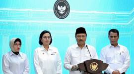 Menteri Sosial Saifullah Yusuf (kedua dari kanan) melakukan konferensi pers usai menghadiri rapat terbatas di Istana Negara, Jakarta pada Senin (2/6/2025). (ANTARA/HO-Biro Pers dan Media Setpres)