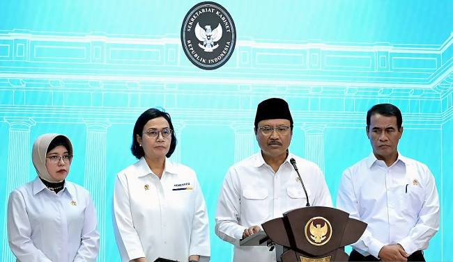 Menteri Sosial Saifullah Yusuf (kedua dari kanan) melakukan konferensi pers usai menghadiri rapat terbatas di Istana Negara, Jakarta pada Senin (2/6/2025). (ANTARA/HO-Biro Pers dan Media Setpres)