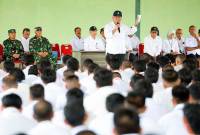 Kepala Otorita IKN Basuki Hadimuljono saat memberikan motivasi kepada 575 CPNS yang mengikuti Diklat Bela Negara di Puslatpur Kodam VI/Mulawarman di Amborawang, Samboja, Kutai Kartanegara, Kalimantan Timur, Rabu (11/6/2025). (Foto: ANTARA/HO-dokumen Humas OIKN)