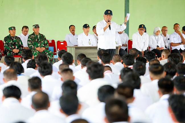 Kepala Otorita IKN Basuki Hadimuljono saat memberikan motivasi kepada 575 CPNS yang mengikuti Diklat Bela Negara di Puslatpur Kodam VI/Mulawarman di Amborawang, Samboja, Kutai Kartanegara, Kalimantan Timur, Rabu (11/6/2025). (Foto: ANTARA/HO-dokumen Humas OIKN)