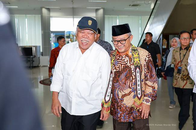 Mendikdasmenn, Abdul Mu’ti (kanan) bersama Kepala Otorita IKN Basuki Hadimuljono. (Foto: ANTARA/HO-dokumen Humas OIKN)