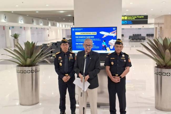 Wakil Menteri Keuangan Anggito Abimanyu melakukan konferensi pers setelah meninjau kesiapan Bea Cukai, di Bandara Internasional Soekarno Hatta, Tangerang, Banten, Rabu (11/06/2025). (Foto: ANTARA/M Heriyanto)
