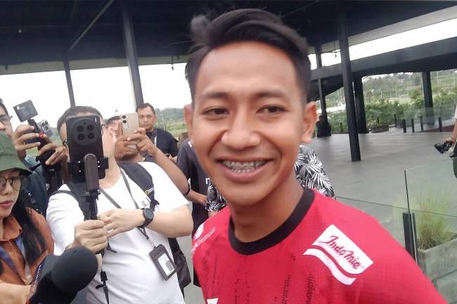 Gelandang muda Beckham Putra diwawancarai awak media di sela pemusatan latihan di Bali United Training Center, Kabupaten Gianyar, Bali, Selasa (27/5/2025). (ANTARA/Dewa Ketut Sudiarta W)
