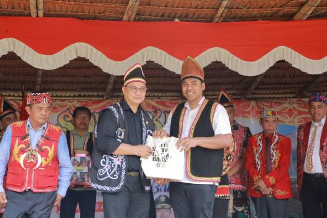 
Event budaya Gawia Sowa Jagoi Babang Bengkayang, Kalimantan Barat, di Kampung Budaya Bung Kupuak. Bupati (kiri) dan perwakilan negara Malaysia (kanan). (ANTARA/Narwati)
