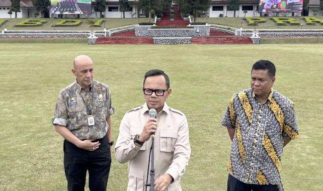 Wakil Menteri Dalam Negeri (Wamendagri) Bima Arya saat memberikan keterangan di Institut Pemerintahan Dalam Negeri (IPDN) Jatinangor, Kabupaten Sumedang, Jawa Barat, Kamis (19/6/2025). (Foto: ANTARA/Rubby Jovan)