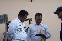 
Kepala BNNK Balikpapan, Kombes Pol Bonifasio Rio Rahadianto (kiri) sedang melihat data pengungkapan kasus oleh BNNK Balikpapan dan BNNP Kaltim. (ANTARA/Aditya Nugroho)