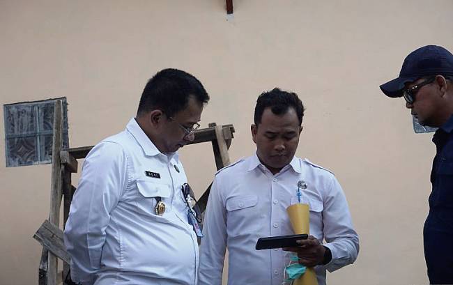 
Kepala BNNK Balikpapan, Kombes Pol Bonifasio Rio Rahadianto (kiri) sedang melihat data pengungkapan kasus oleh BNNK Balikpapan dan BNNP Kaltim. (ANTARA/Aditya Nugroho)