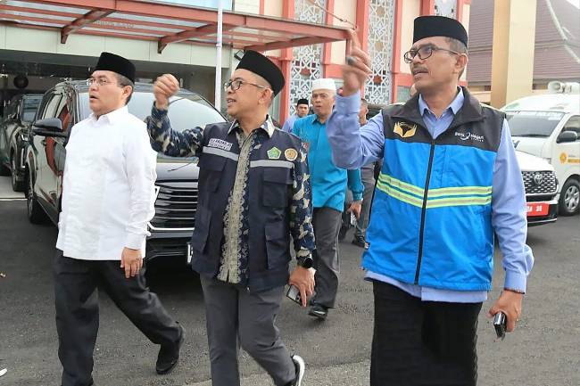 
Direktur Pelayanan Haji Dalam Negeri BPH RI Puji Raharjo (tengah) melakukan kunjungan kerja ke Debarkasi Haji Padang, Sumatera Barat. (ANTARA/HO-Humas Kemenag Sumbar)