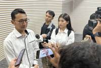 Juru Bicara KPK Budi Prasetyo (kiri) saat memberikan keterangan pers di Gedung Merah Putih KPK, Jakarta, Senin (30/6/2025). (ANTARA/Rio Feisal)