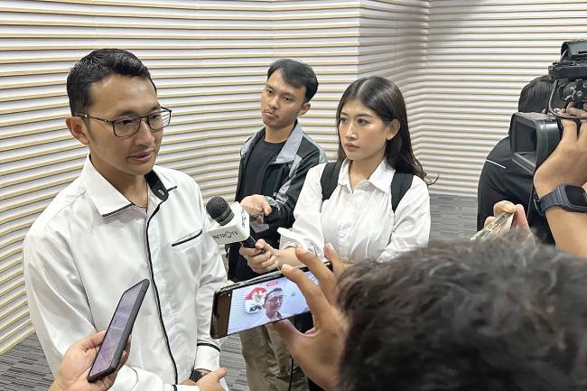 Juru Bicara KPK Budi Prasetyo (kiri) saat memberikan keterangan pers di Gedung Merah Putih KPK, Jakarta, Senin (30/6/2025). (ANTARA/Rio Feisal)