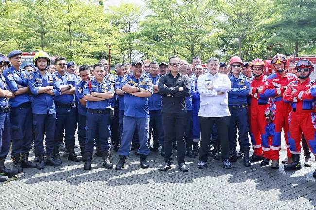 Wakil Menteri Dalam Negeri (Wamendagri) Bima Arya Sugiarto (kemeja hitam) meninjau Markas Besar (Mabes) Damkarmat Kota Makassar, Sulawesi Selatan. (Foto: ANTARA/HO-Puspen Kemendagri)