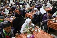 Para jemaah haji Debarkasi Banjarmasin, Kalsel mendapatkan jamuan makan Soto Banjar dan sate saat tiba di Asrama Haji Banjarbaru setelah melalui perjalanan pulang dari Arab Saudi pada musim haji 2025. (Foto: ANTARA/Tumpal A Aritonang)