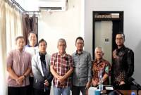 Sidang Pleno yang digelar oleh KKJTJ Kementerian PUPR, tim komisi melakukan verifikasi dan uji data terkait usulan desain jembatan rangka baja bentang 120 meter (B120) Muara Teweh-Lemo Kecamatan Teweh yang telah disusun oleh konsultan perencana di Muara Teweh, Jumat (20/6/2025). (Foto: ANTARA/HO-Dinas PUPR Barito Utara)