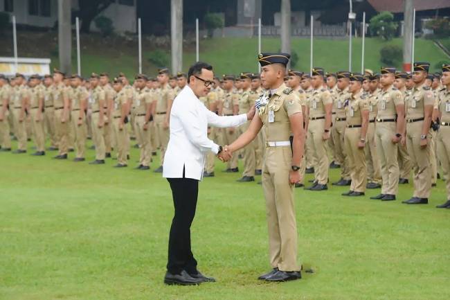 Wamendagri Bima Arya Sugiarto saat menjadi Pembina Apel Manggala di Lapangan Parade IPDN, Jatinangor, Kabupaten Sumedang, Jawa Barat, Rabu (11/6/2025). (Foto: ANTARA/HO-Puspen Kemendagri)