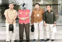 Penyidik PNS Kanwil DJP Kalselteng saat penyerahan tersangka ke Kejaksaan. (Foto: ANTARA/Firman)