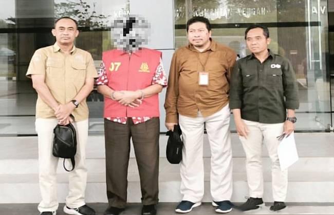 Penyidik PNS Kanwil DJP Kalselteng saat penyerahan tersangka ke Kejaksaan. (Foto: ANTARA/Firman)